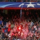 Aficionados del Benfica lanzan bengalas a los seguidores del Atltico
