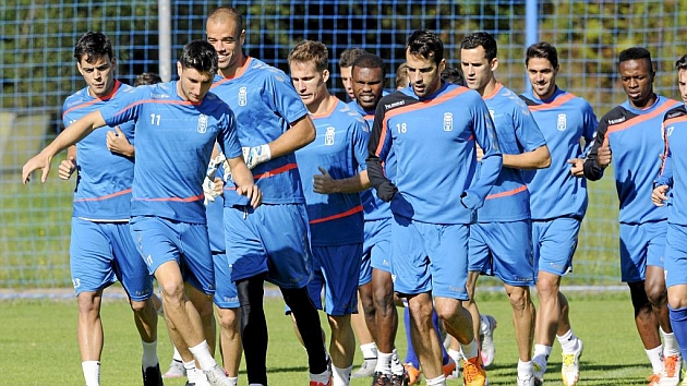 Los jugadores del Oviedo realizan una carrera contina en una sesin de trabajo de esta temporada.