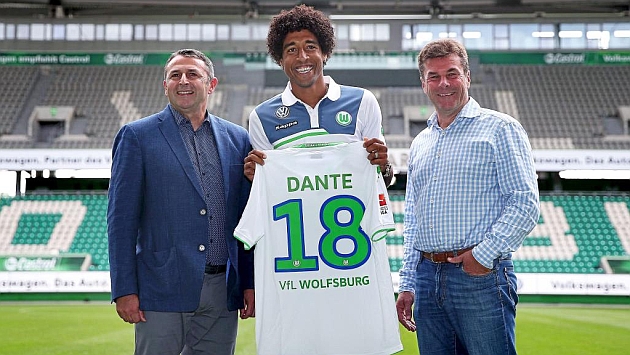 A la izquierda, Klaus Allofs, presidente del Wolfsburg, en la presentacin de Dante
