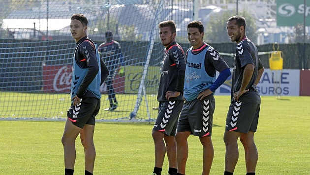 Un sonriente scar Gonzlez, junto a varios compaeros en un entrenamiento de esta temporada.