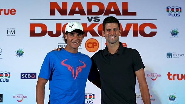 Rafa Nadal y Novak Djokovic posan en la presentacin del partido de exhibicin en Bangkok.