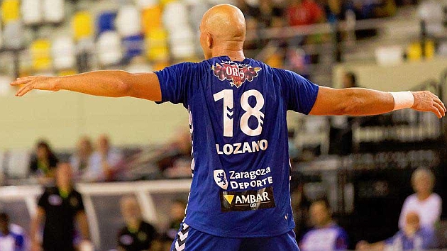 Demetro Lozano, marcando terreno en defensa.