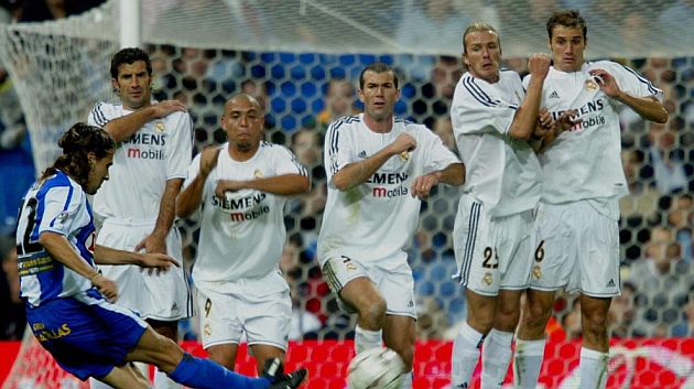 Zidane y Beckam en un lanzamiento de falta