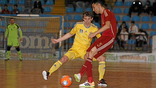 Aicardo golpea el baln ante Ovsyannikov en uno amistoso en enero.