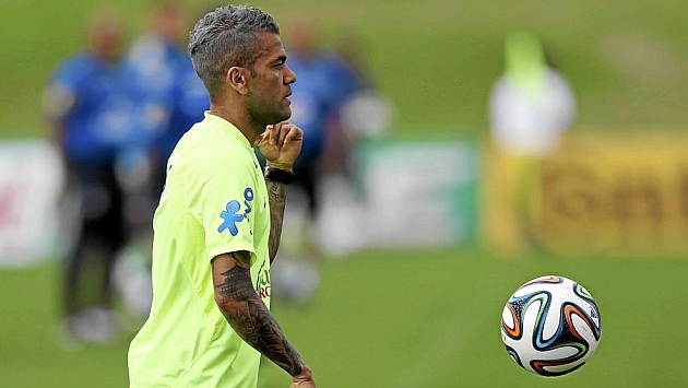 Daniel Alves reforzar a Brasil en los partidos ante Chile y Venezuela