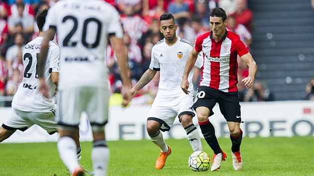 Aduriz conduce el baln ante tres jugadores de su ex-equipo, el Valencia.