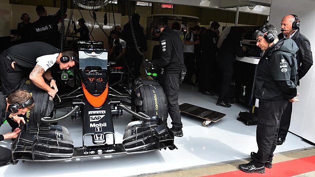 McLaren, frustrado al no poder hacer test