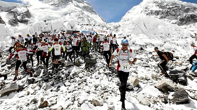Varios corredores, en el maratn del Everest de anteriores ediciones.