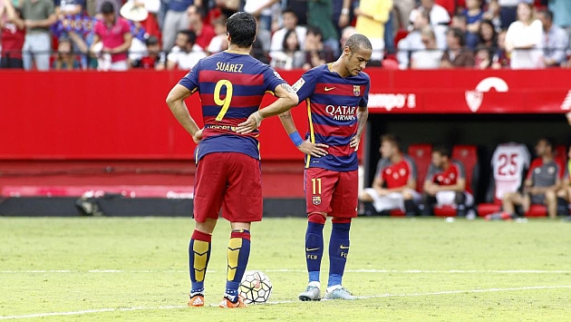 Surez y Neymar, tras encajar el Bara un gol ante el Sevilla