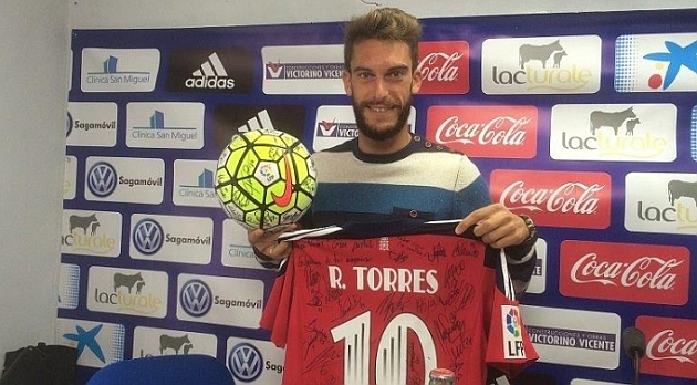 Roberto Torres con la camiseta y el baln del partido firmados por sus compaeros