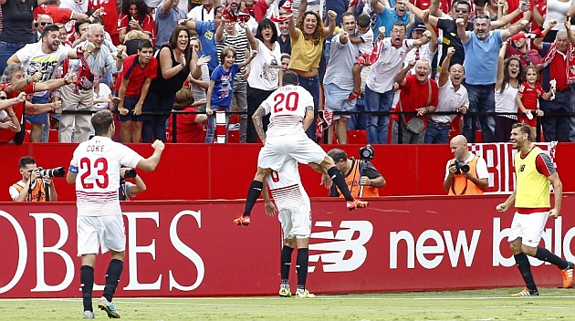 Vitolo celebra con Iborra el gol del valenciano al Bara. IGO HIDALGO