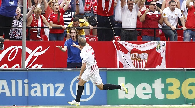 Krohn-Dehli celebra con la aficin su gol al Barcelona. IGO HIDALGO