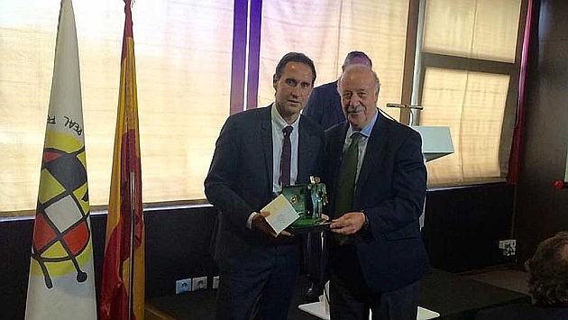 Vicente Moreno recibe el premio de manos de otro Vicente, el seleccionador Del Bosque