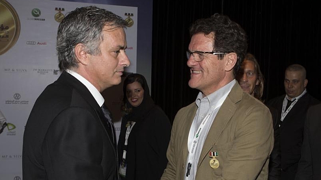 Mourinho y Capello se saludan durante una entrega de premios en 2012 en Dubai