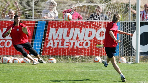 Fernando Torres entrena el punto de penalti en su etapa anterior.