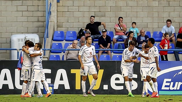 Los jugadores del Tenerife celebran un gol en el campo del Llagostera.