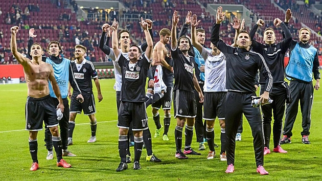 Los jugadores del Partizan de Belgrado celebran con sus aficionados el triunfo ante el Augsburgo.