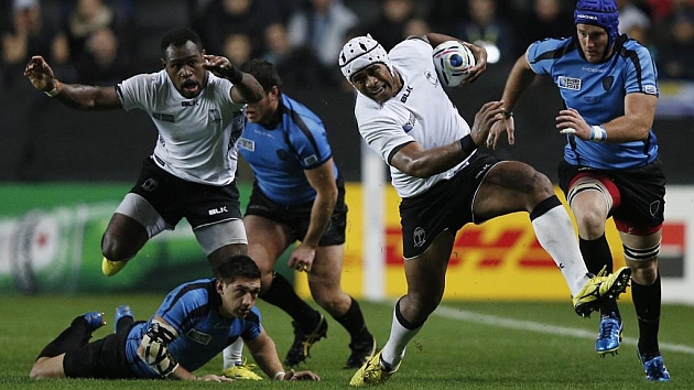 El capitn fiyiano Akapusi Qera elude el placaje de Ormaechea en el partido ante Uruguay