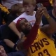 El Rey LeBron se hace un selfie con unos aficionados en pleno partido