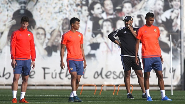 Nuno, con varios jugadores en el entrenamiento del equipo en Paterna.