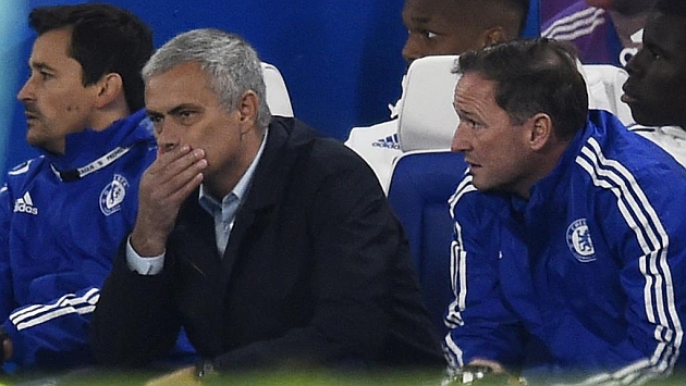 Mourinho con gesto serio en el banquillo del Chelsea