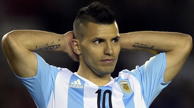 Sergio Agero, en un partido con Argentina. AFP