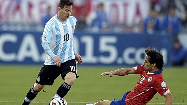 Messi driblando a un rival