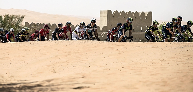 El pelotn, al comienzo de la primera etapa del Abu Dhabi Tour. / CARCONI-PERI