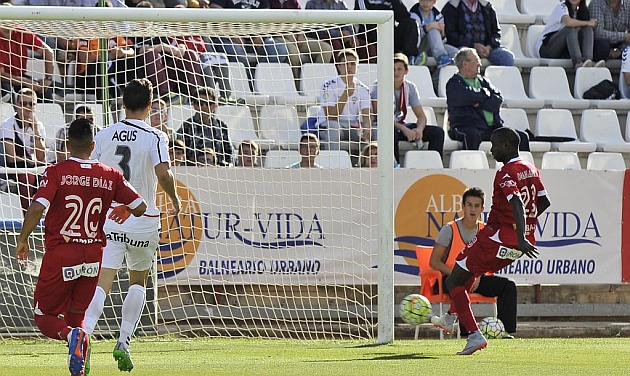 Diamanka anota a puerta vaca el primer gol del Zaragoza en el Carlos Belmonte