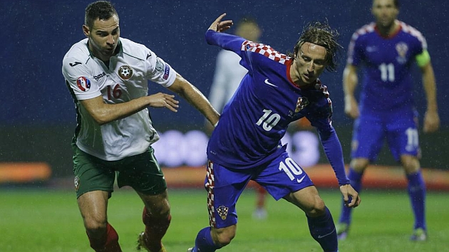 Luka Modric disputa un baln en el encuentro disputado entre Croacia y Bulgaria. FOTO: REUTERS