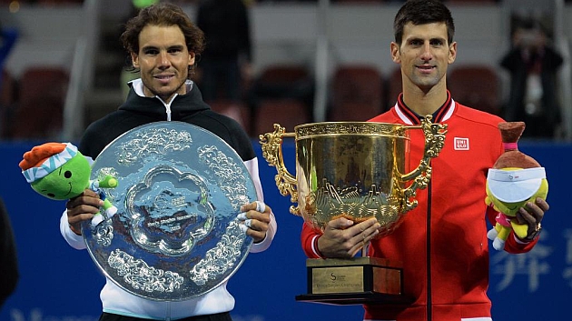 Djokovic y Nadal posan con sus trofeos de campen y subcampen.