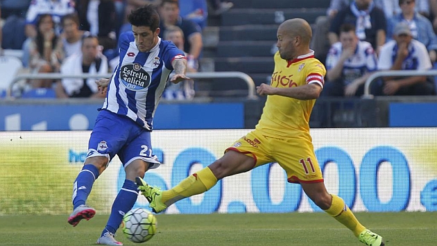 Luis Alberto golpea un baln ante un jugador del Sporting.