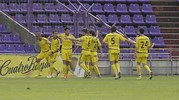 Nacho Lpez celebra un gol con sus compaeros ante el Valladolid (2-3).