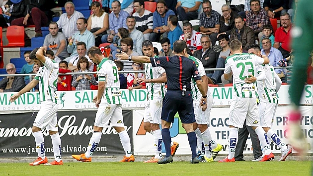 Los jugadores del Crdoba celebran un gol en Lugo, mientras el rbitro les insta a volver a su mitad del terreno de juego.