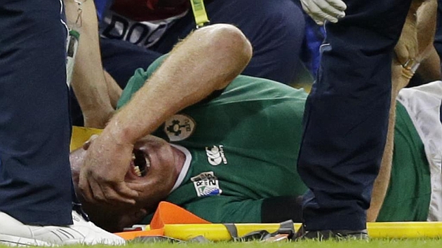 Paul O'Connell no esconde sus gritos de dolor tras caer lesionado ante Francia