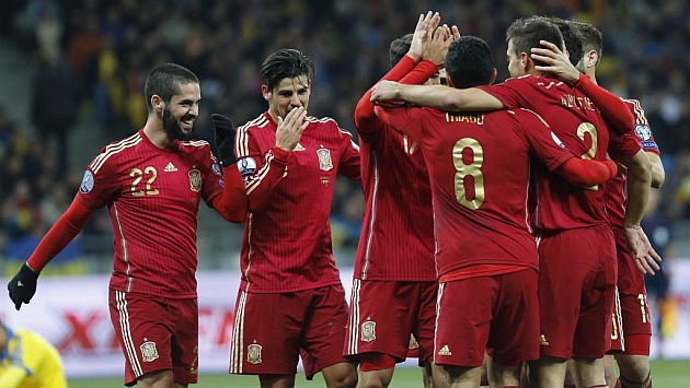 Los jugadores españoles celebran el gol ante Ucrania