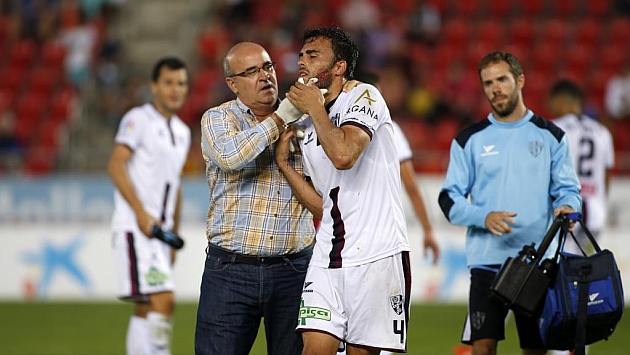 Carlos David se marcha sangrando durante el partido disputado en Mallorca