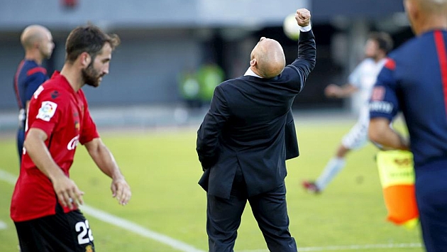 'Chapi' Ferrer celebra el gol del Mallorca ante el Llagostera.