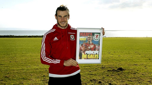 Bale posa con la portada especial que le regal MARCA