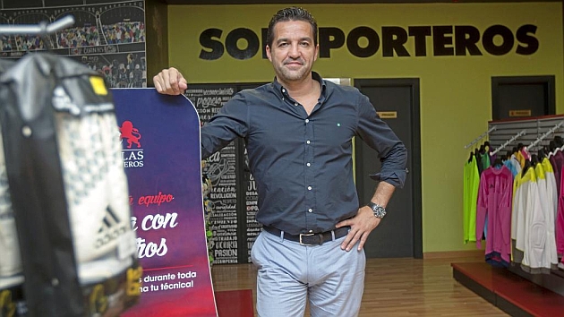 Javier Snchez Broto posa en la tienda 'Soloporteros' que tiene en Zaragoza