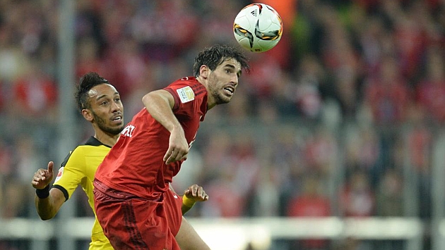 Javi Martnez remata de cabeza un baln en el clsico alemn Bayern - Borussia.