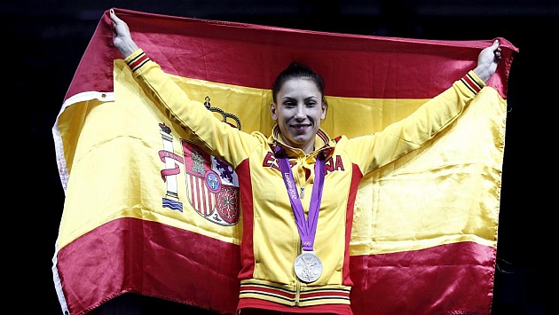 Brigitte Yage posa radiante tras conseguir medalla en los Juegos Olmpicos de Londres 2012.