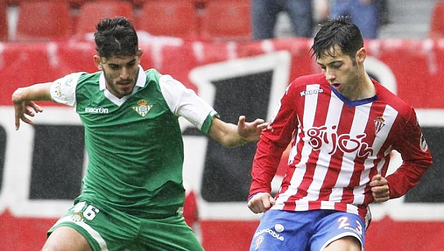 Jony y Ceballos, en el Sporting-Betis de la pasada temporada. TUERO-ARIAS