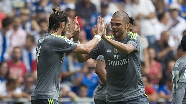 Pepe celebra un gol con Gareth Bale
