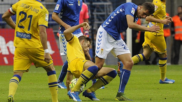 Rivera disputa el balón con un jugador del Alcorcón.