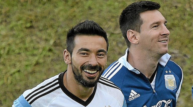 Lavezzi con Messi entrenando con la selección argentina