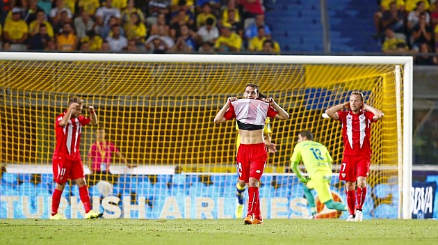Varios jugadores del Sevilla se lamentan tras un gol de Las Palmas. GERARDO OJEDA