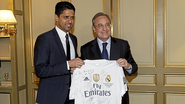 Florentino le regal una camiseta del Real Madrid a Nasser al Khelaifi
