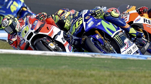 Iannone, Rossi yMrquez, en plena batalla durante el pasado Gran Premio de Australia en el circuito de Phillip Island.