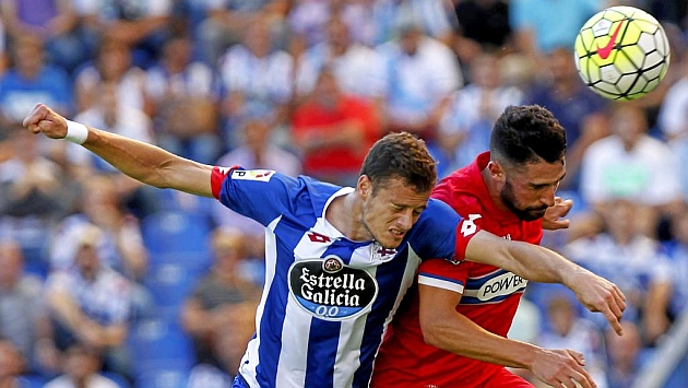 Oriol Riera disputa un baln con lvaro en el encuentro ante el Espanyol. Foto: Amador Lorenzo (MARCA).